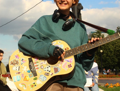 Вера Астапова, уличный музыкант