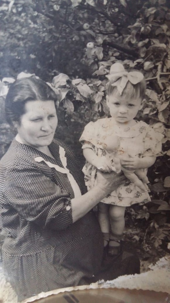 Мария Сергеевна Воробьева со своей внучкой - И. И. Боевой.